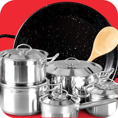 Un juego de ollas y sartenes de acero inoxidable con una cuchara de madera.
