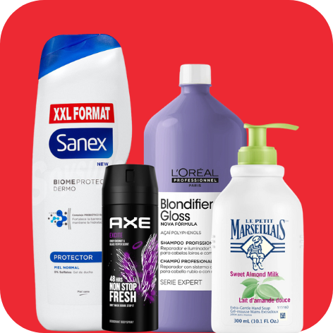 Un grupo de botellas de champú y desodorante sobre un fondo rojo.