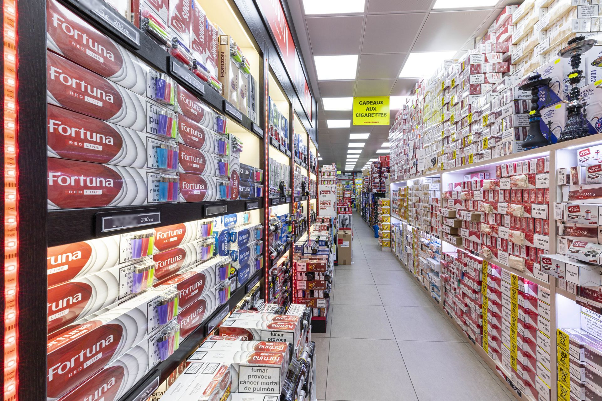 Un pasillo muy largo en una tienda de la sección de tabacos