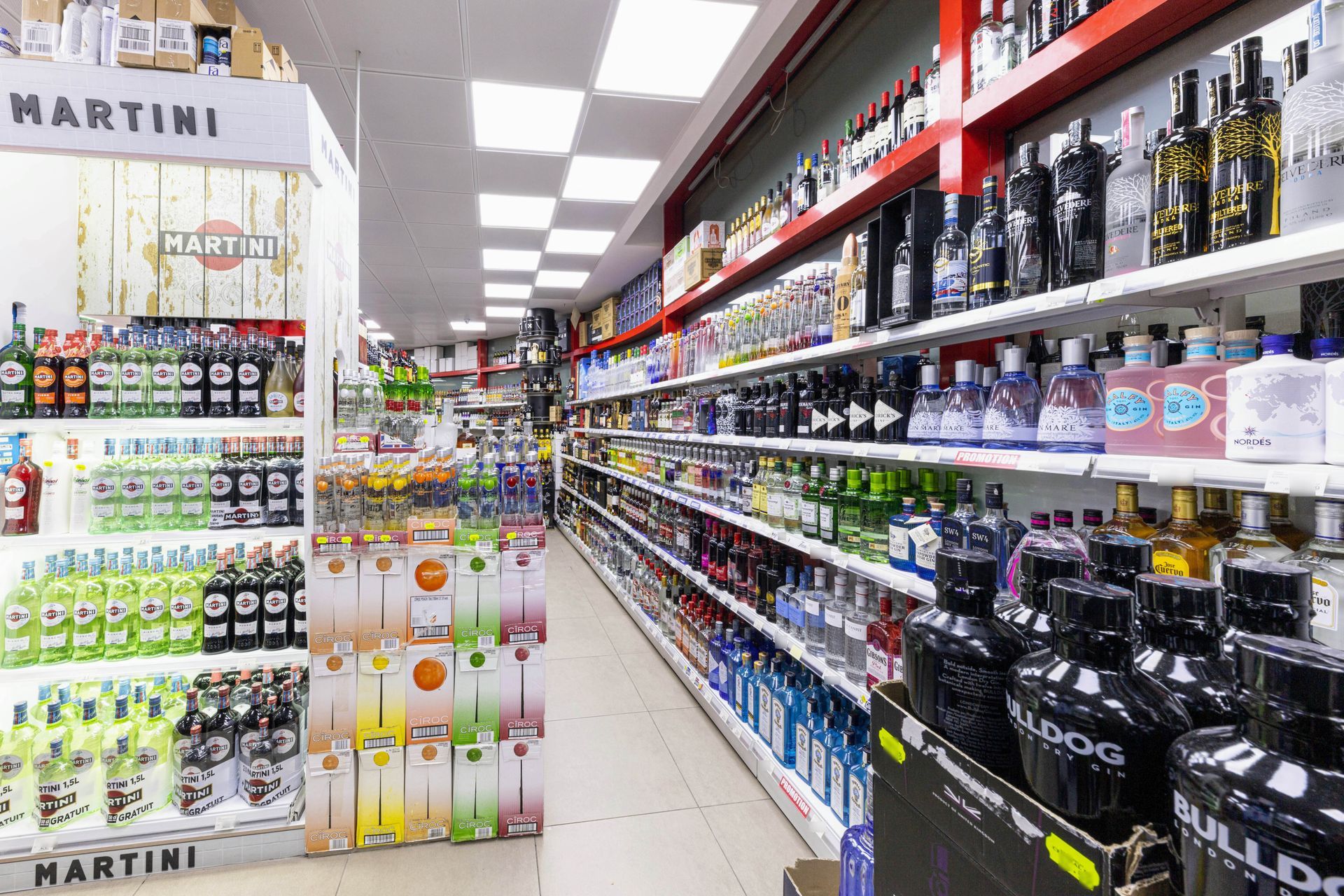 Una licorería llena de muchas botellas de alcohol.