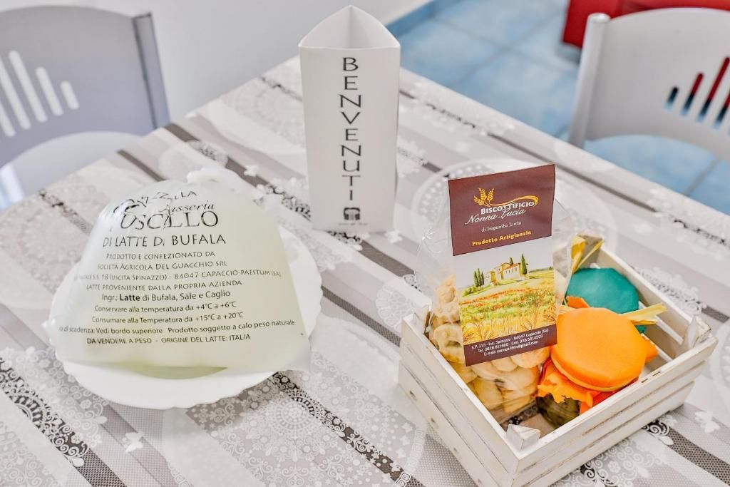 Un tavolo con un piatto e una scatola di cibo sopra.