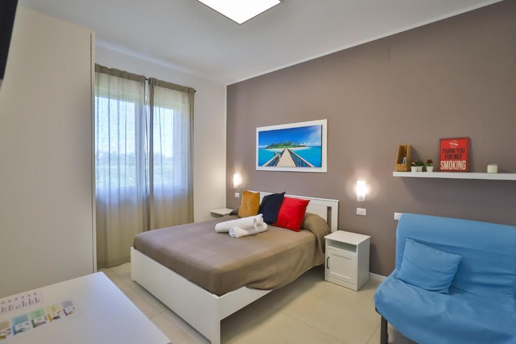 Una camera da letto con un letto grande e un divano blu