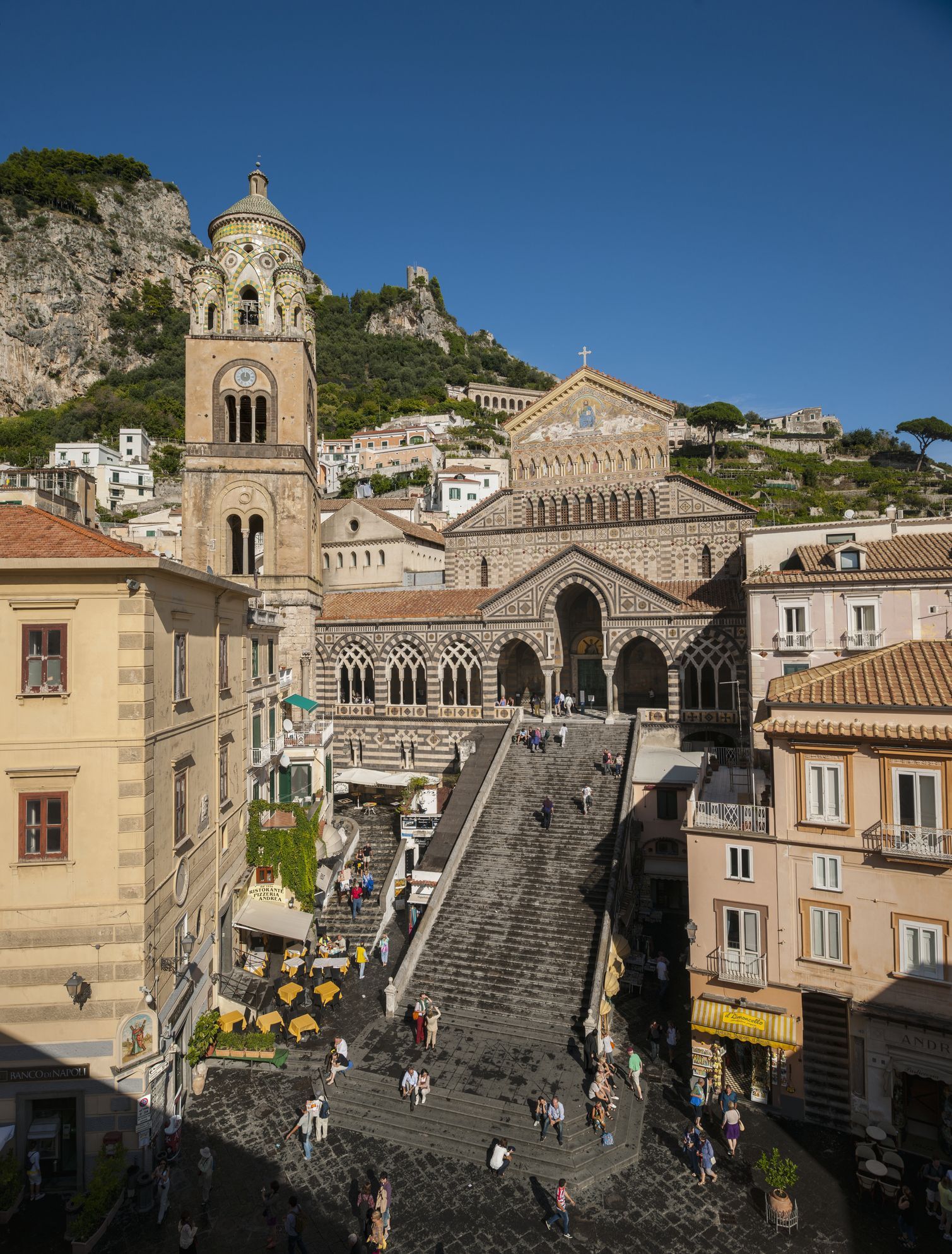 Una vista aerea di una città con una grande chiesa sullo sfondo