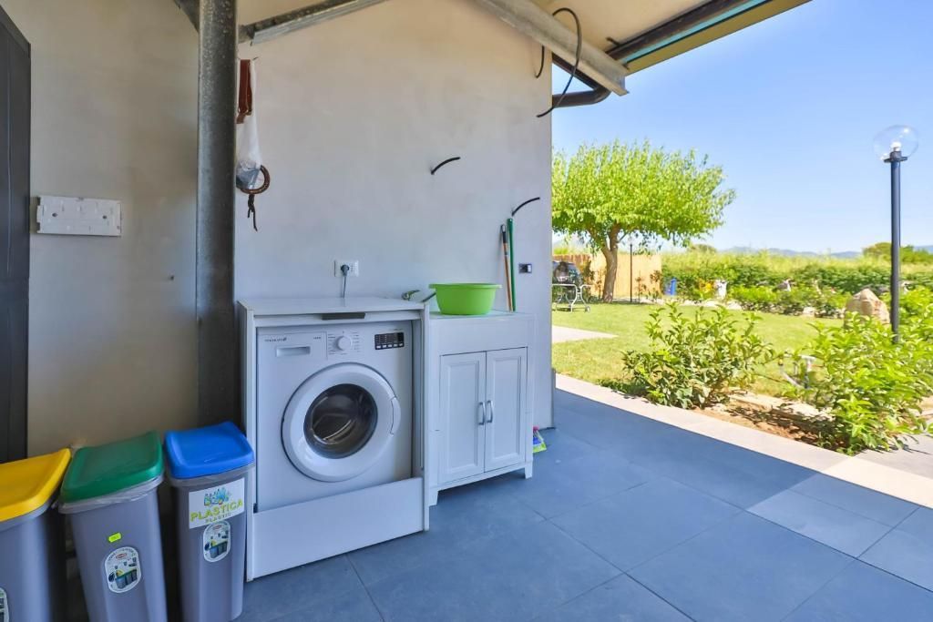 Nella lavanderia c'è una lavatrice e un lavandino.