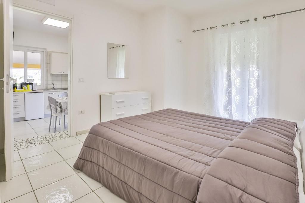 C'è un grande letto in mezzo alla stanza.