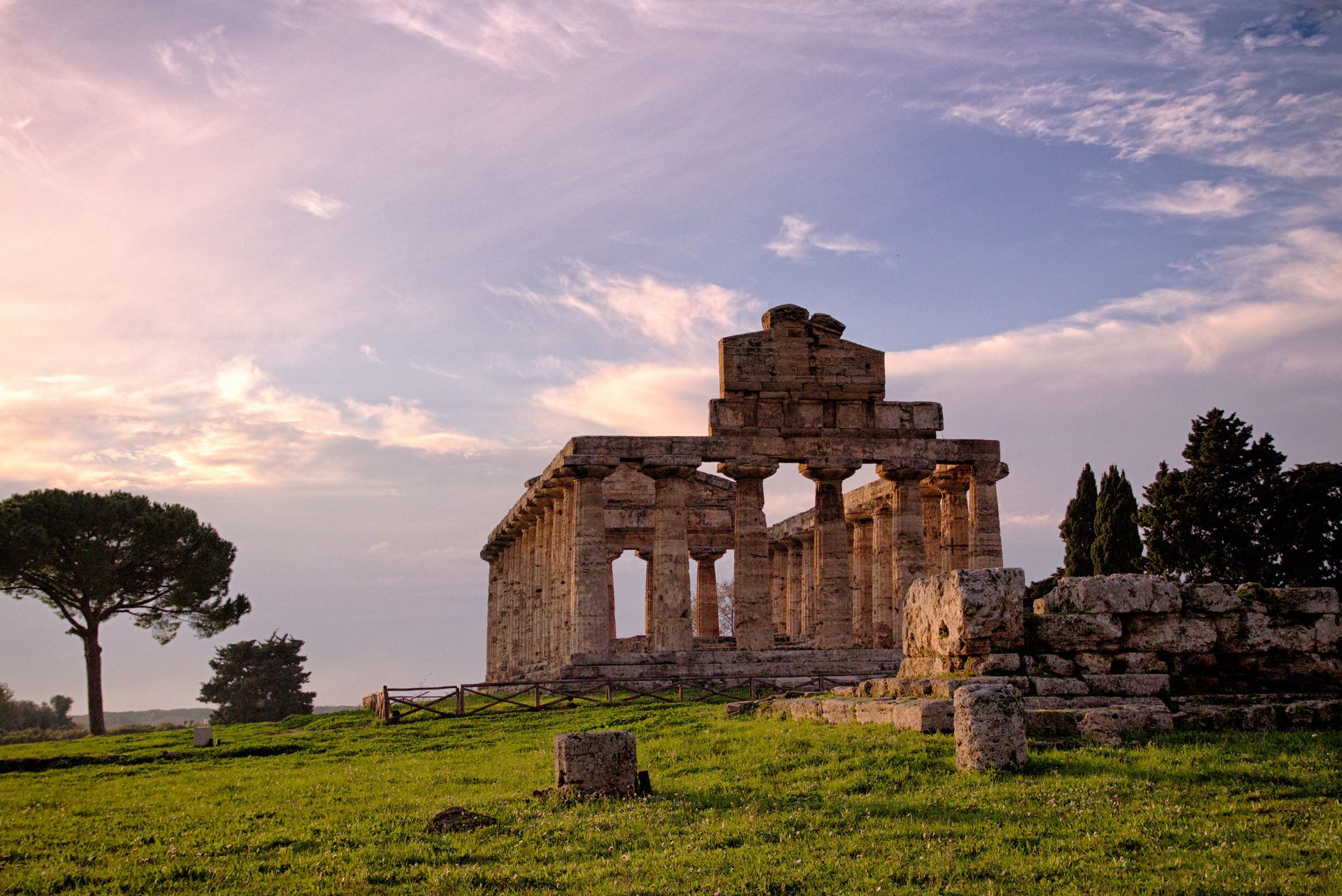 C'è un tempio in mezzo a un campo erboso.