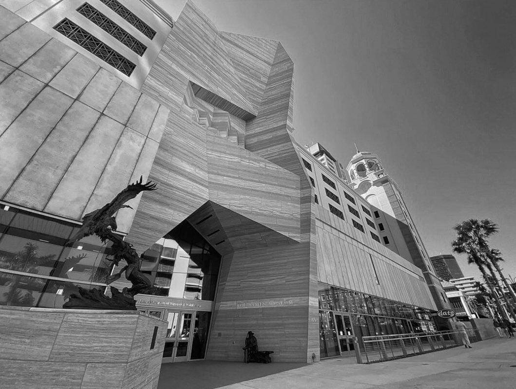 Black and white view of a modern building with a sculpted entrance.
