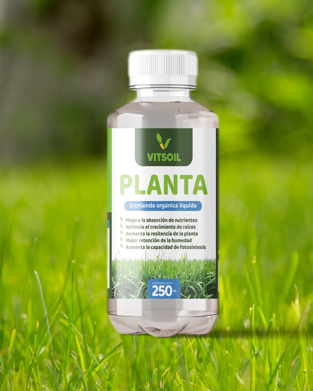 Botella de fertilizante líquido "Planta" sobre césped. Etiqueta verde y blanca.