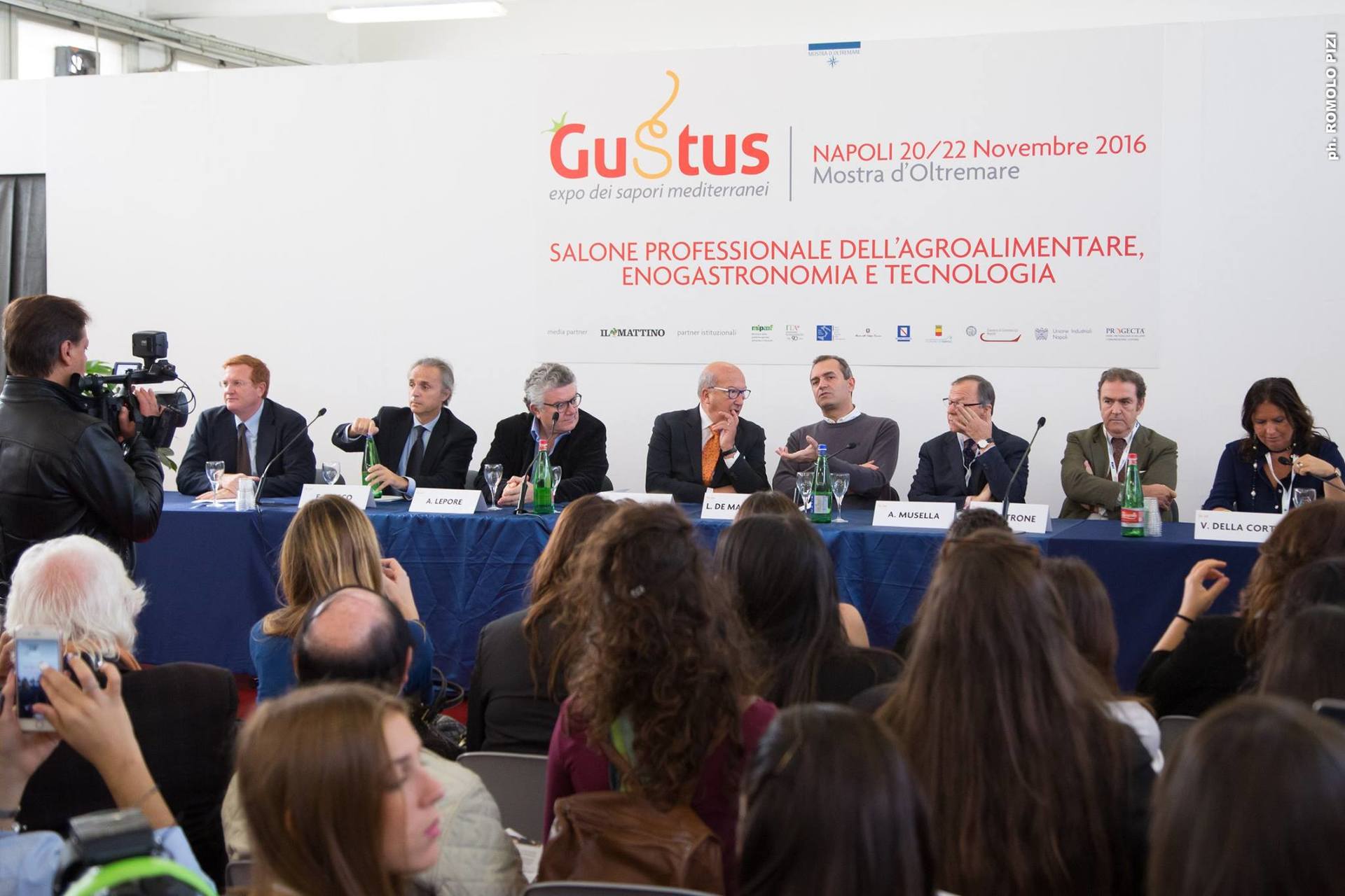 conferenza stampa in centro congressi