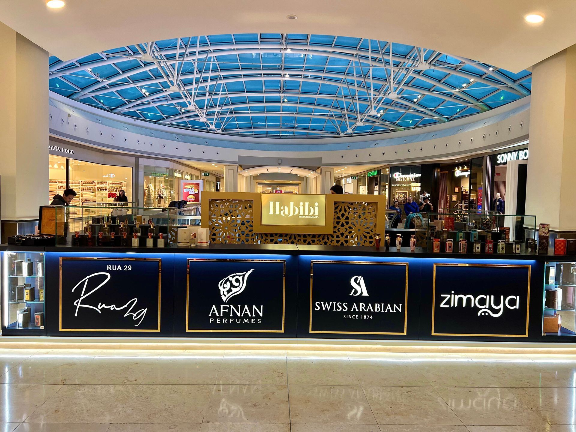 Spazio espositivo allestito per Habibi al Centro Commerciale Campania