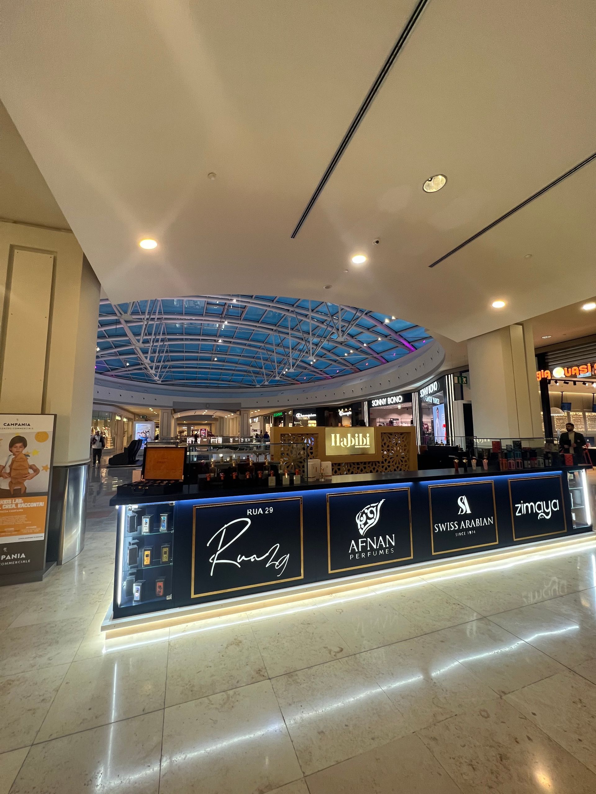 Spazio espositivo allestito per Habibi al Centro Commerciale Campania