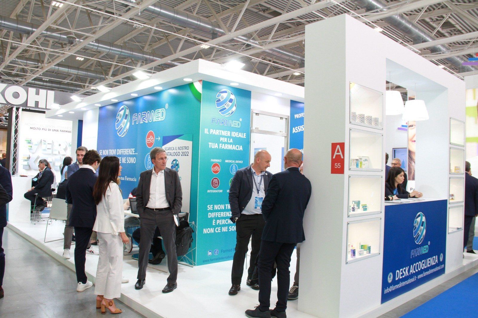 Stand Farmed allestito da Cusano Stand alla fiera Cosmofarma