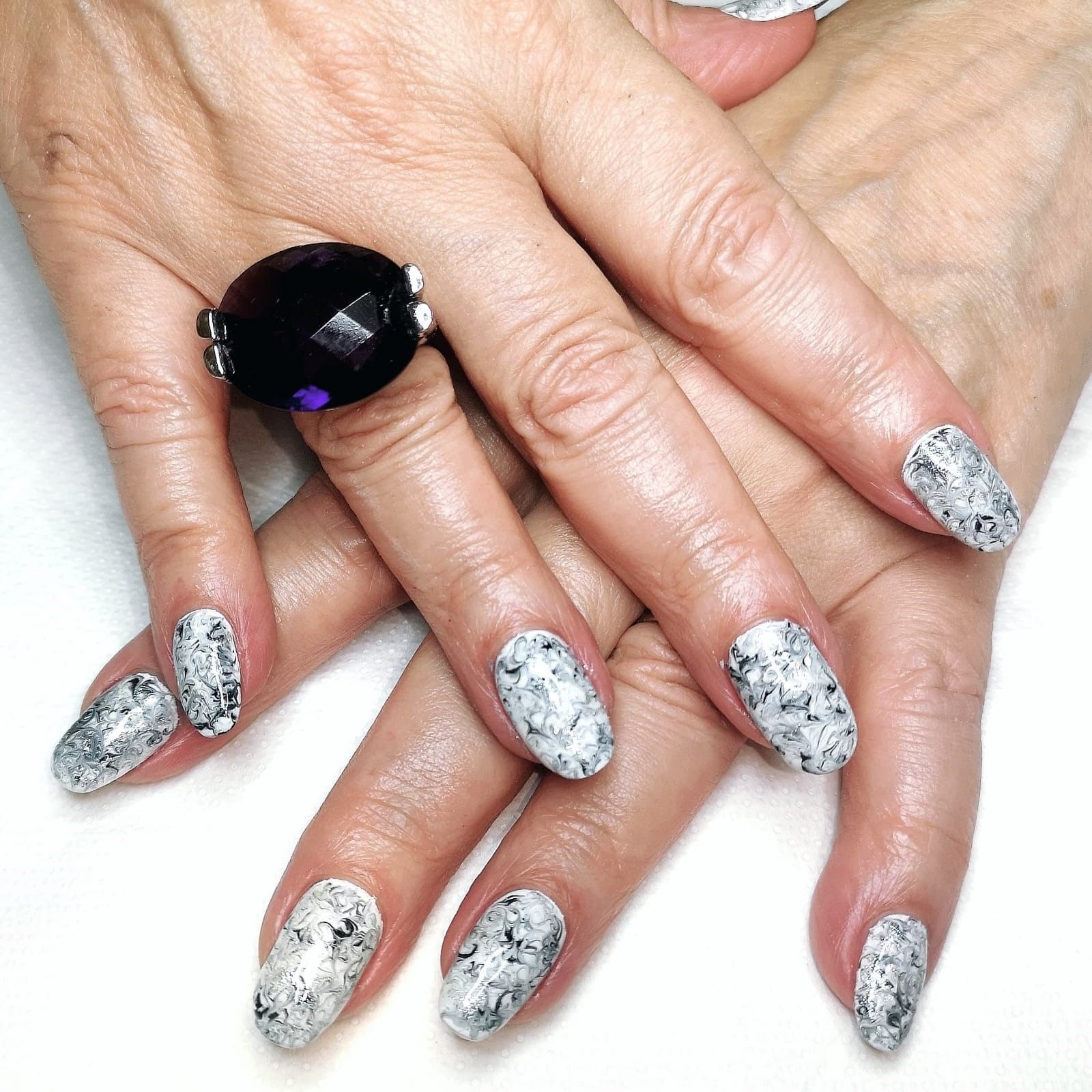 unghie grigie con brillantini