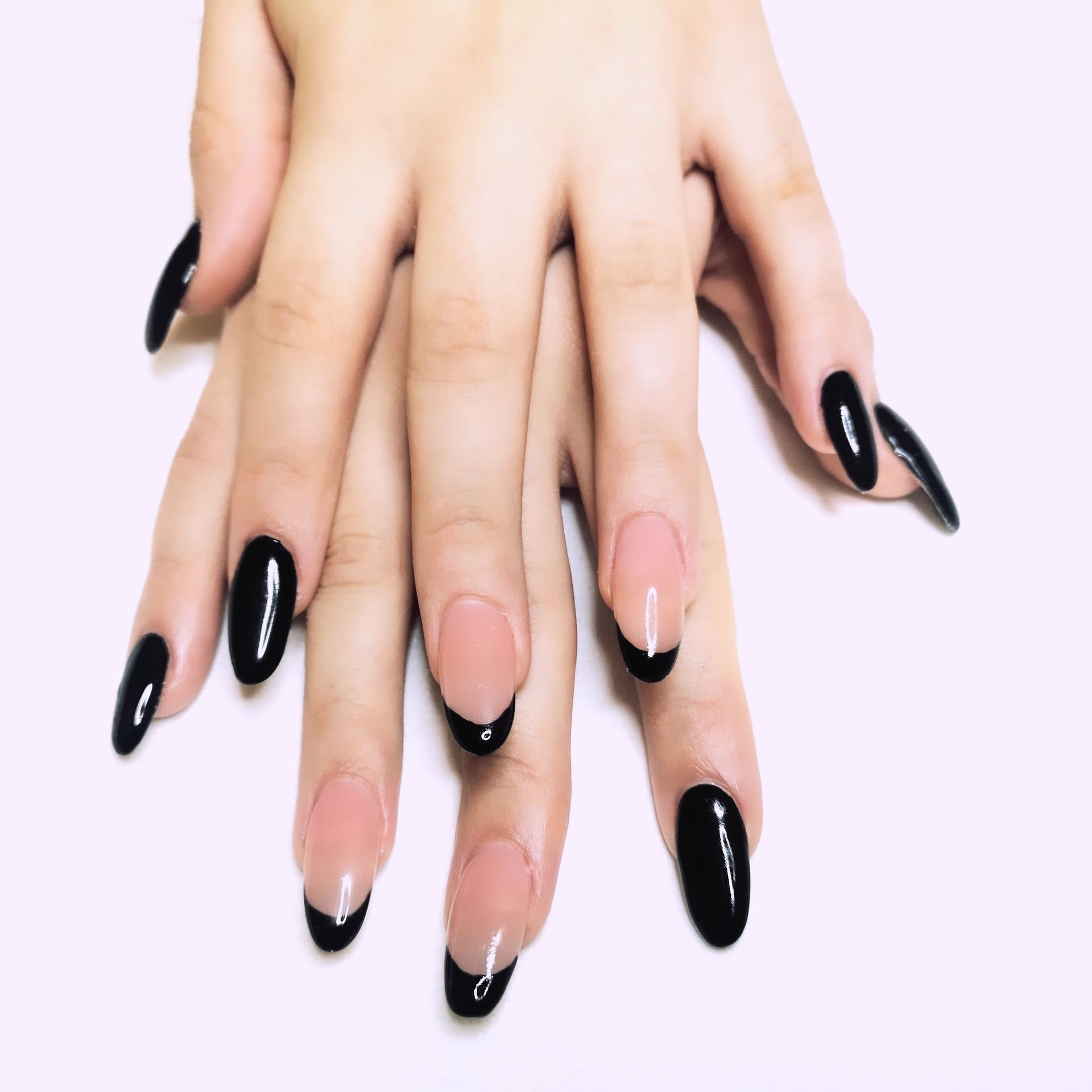 unghie a mandorla nere con decorazione su dito indice e medio