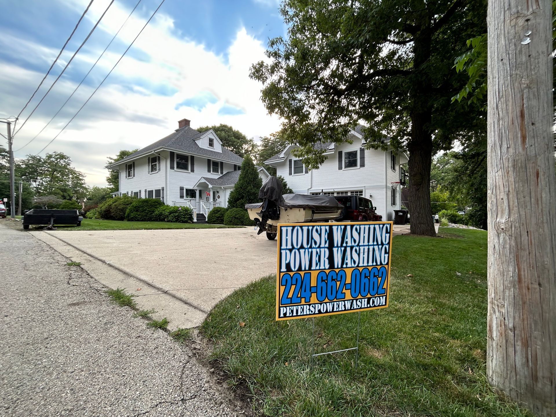 Picture of a house that was power cleaned by Peter´s Power Wash Services here in Lake Forest, IL. You can see a cleaned driveway leading up to house.