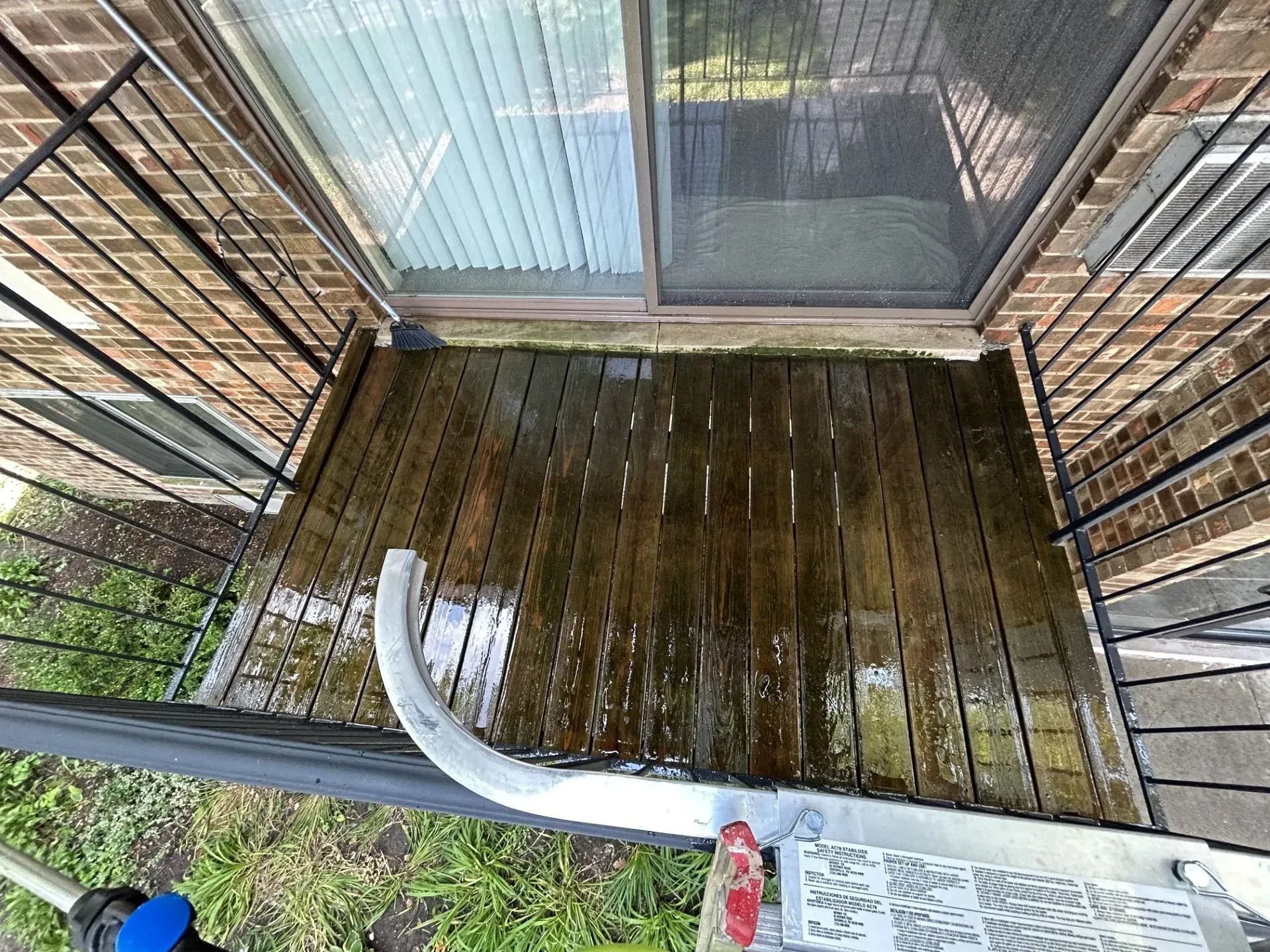 Picture of a dirty Deck Floor in Palatine, IL. 