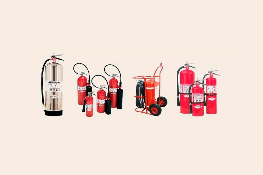 Diversos extintores de incendios de diferentes tamaños y estilos.