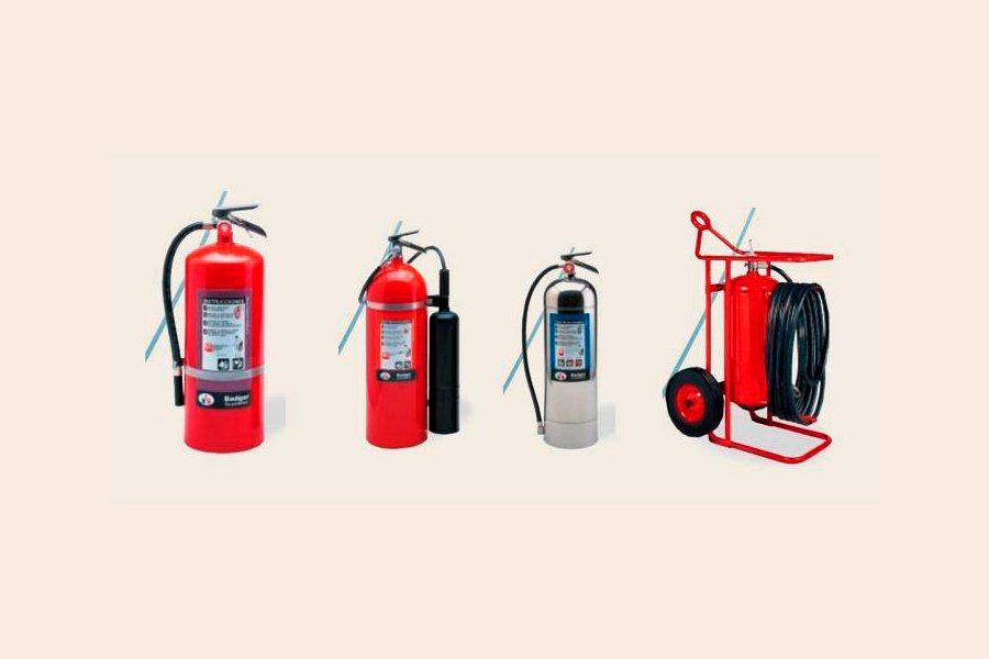 Cuatro extintores de incendios de diferentes tipos y tamaños.