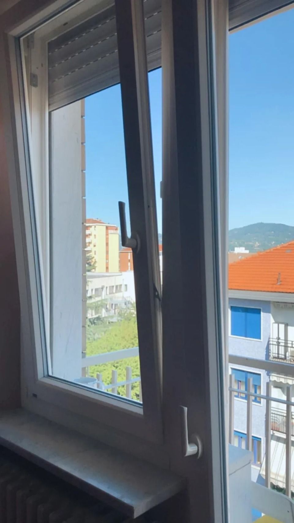 finestra ad apertura verticale