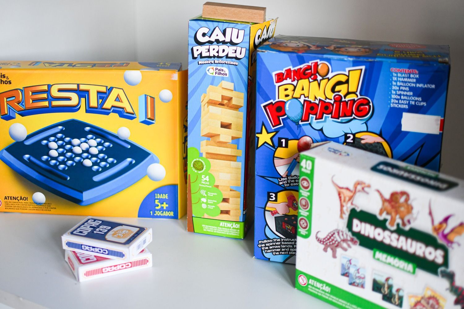 Vários tipos diferentes de jogos estão sobre uma mesa