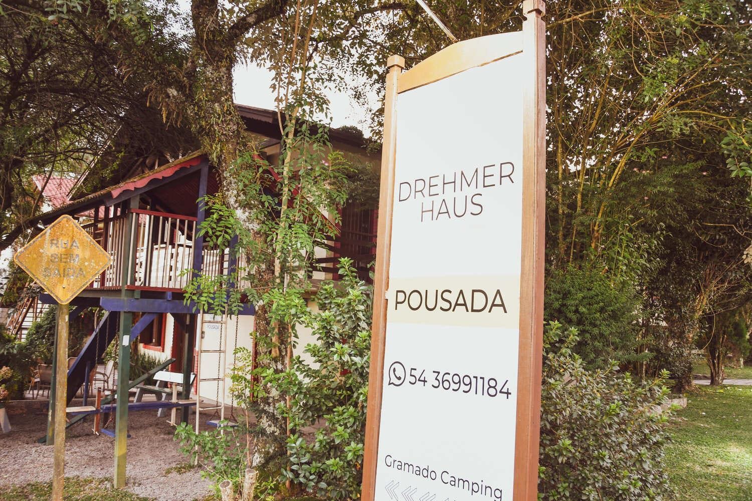 Uma placa na frente de uma casa que diz dreher haus