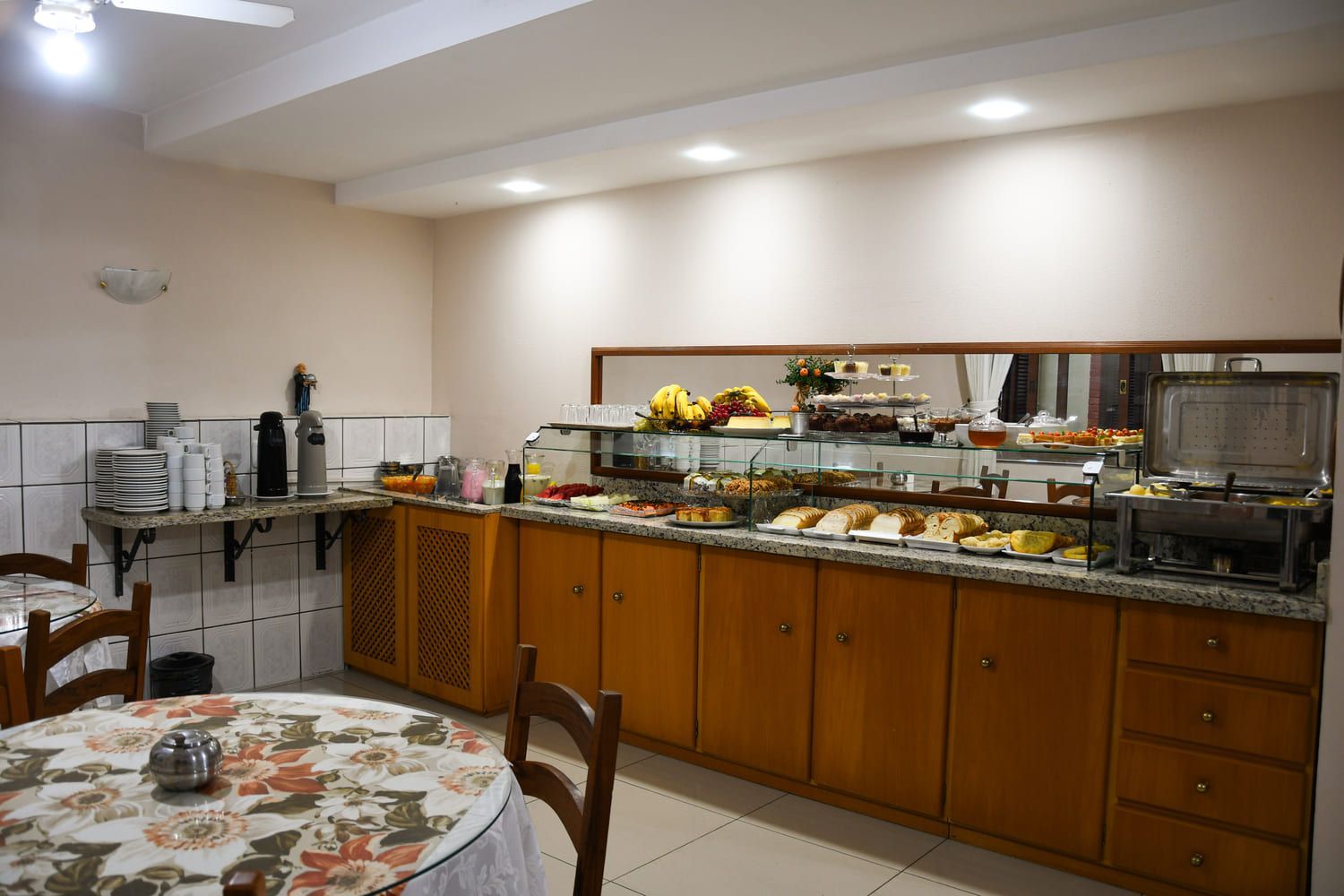 Uma sala de jantar com mesa e cadeiras e um bufê.