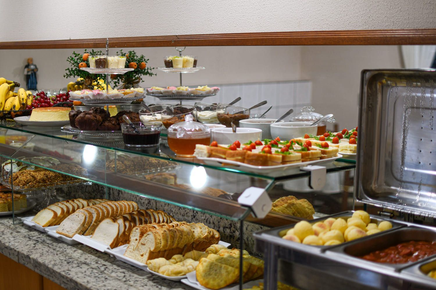 Uma mesa de bufê com uma variedade de comidas.