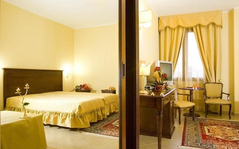 camera con scrivania grande