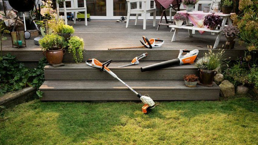 dei trattori rossi con rimorchio ribaltabili