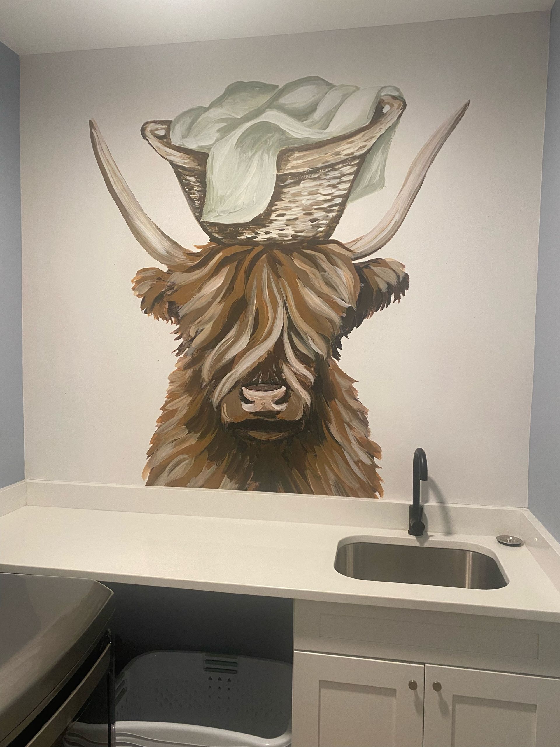 A wall with a pattern that says treat eat chip