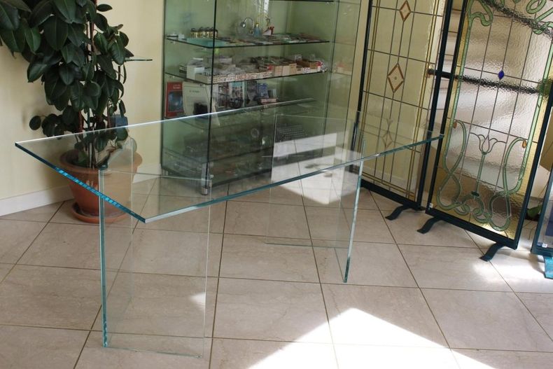 Tavolo in Extrachiaro con gambe in vetro