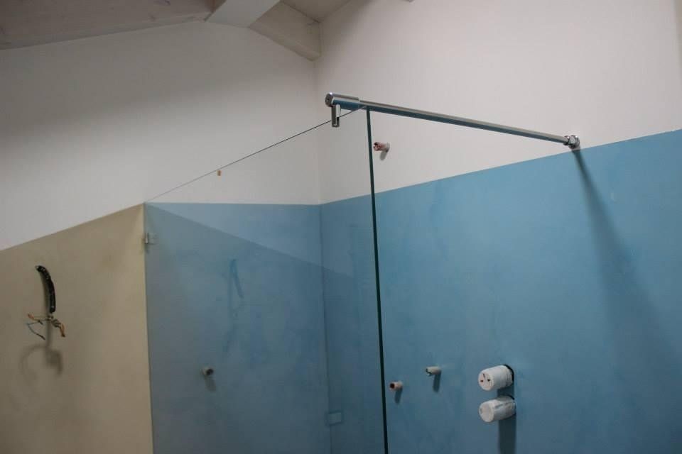 Box doccia con parete di vetro singola e tirante