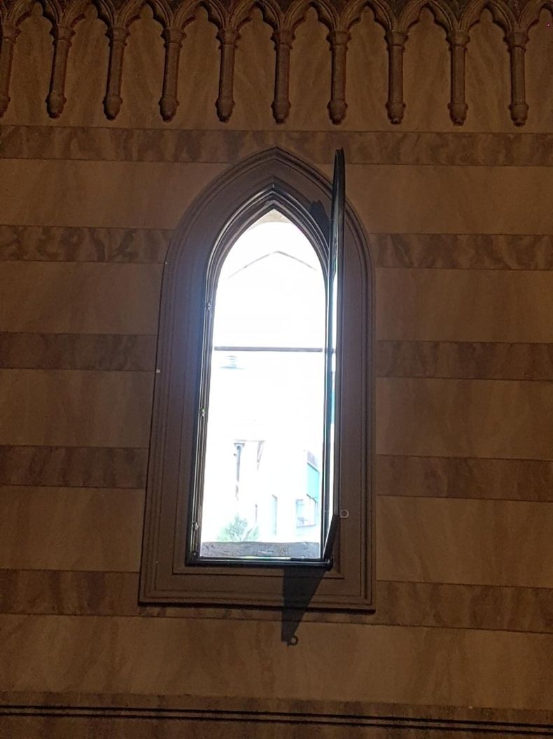 Modifica telaio con Installazione apertura a battente vetrata Parrocchia Buon Pastore (Brescia)