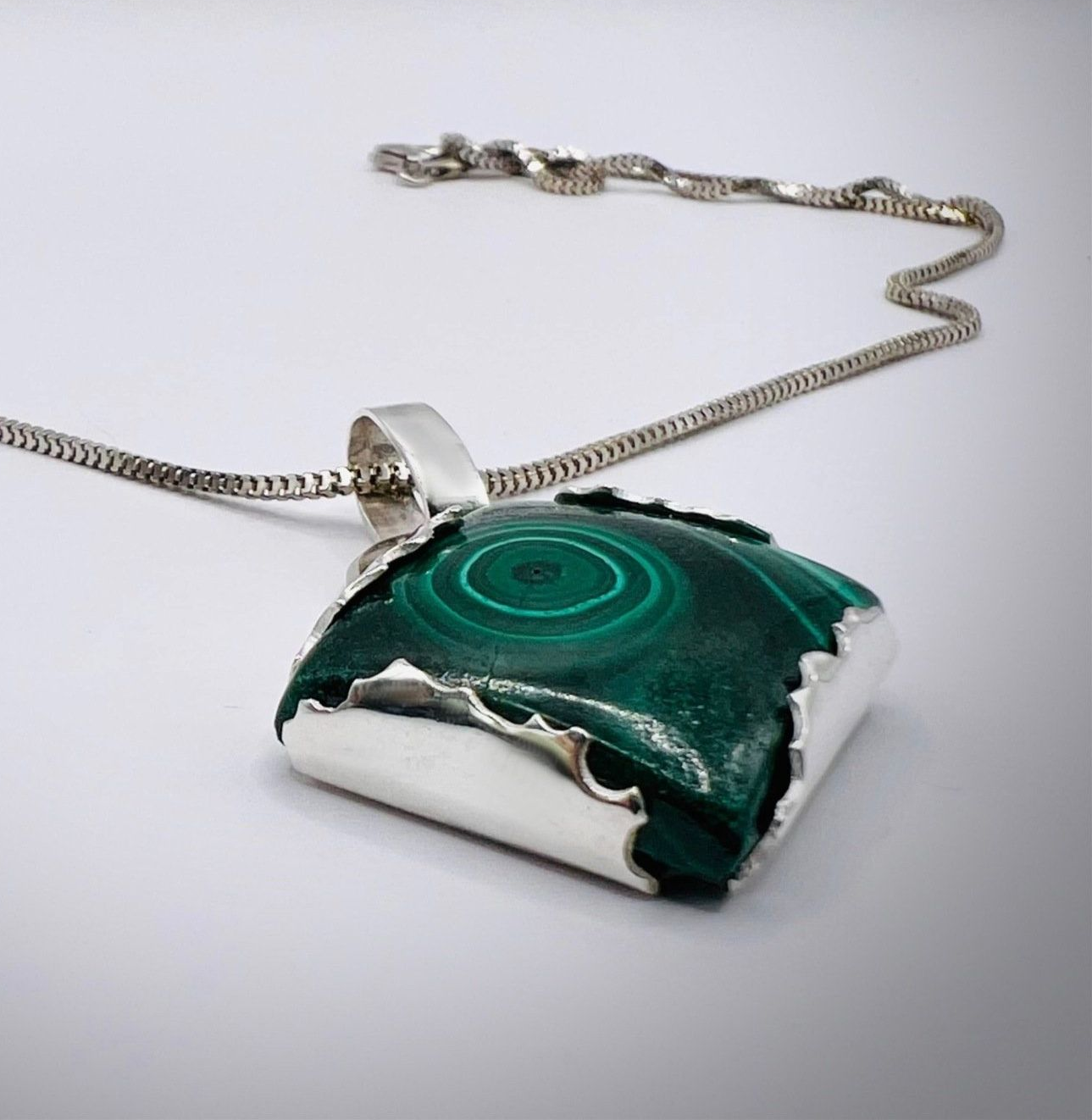 Handgemaakte zilveren hanger met malachiet steen en natuurlijke groene tekening – Aynur Sieraden