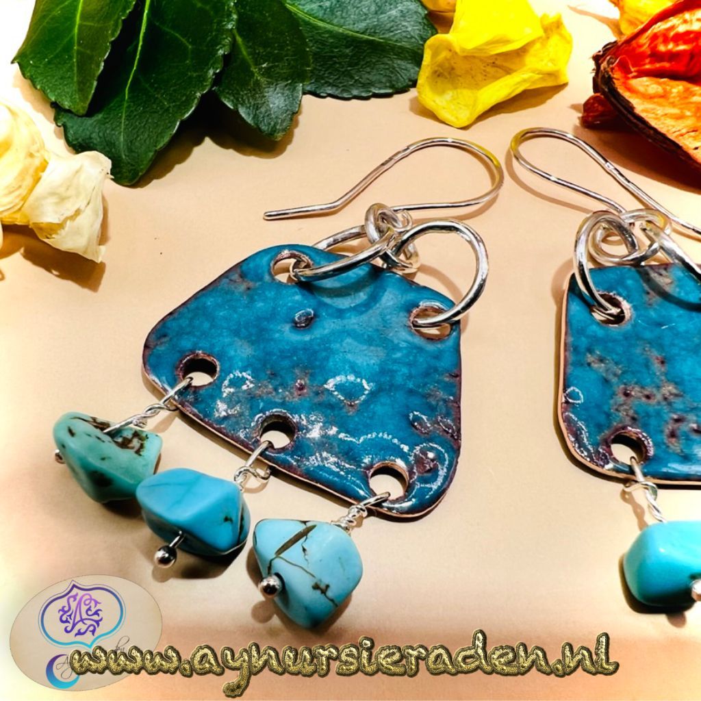 Aynur Sieraden, Uniek, bijzonder en 100% handgemaakt. Deze oorbel is versierd met prachtig blauw emaille. De basis van het emaille is van koper, het oorhaakjes en de onderdelen zijn gemaakt van 925 sterling zilver.
