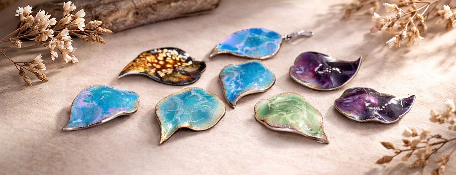 Aynur Sieraden – kleurrijke handgemaakte emaille oorbellen in bladvorm, uniek en speels ontwerp