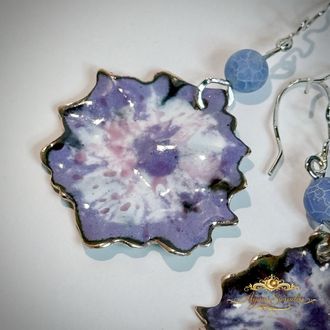 Handgemaakte emaille oorbellen op koper basis met zilveren onderdelen – uniek ontwerp van Aynur Sieraden