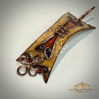 Handgemaakte koper haarspeld met emaille details – uniek statement sieraad van Aynur Sieraden
