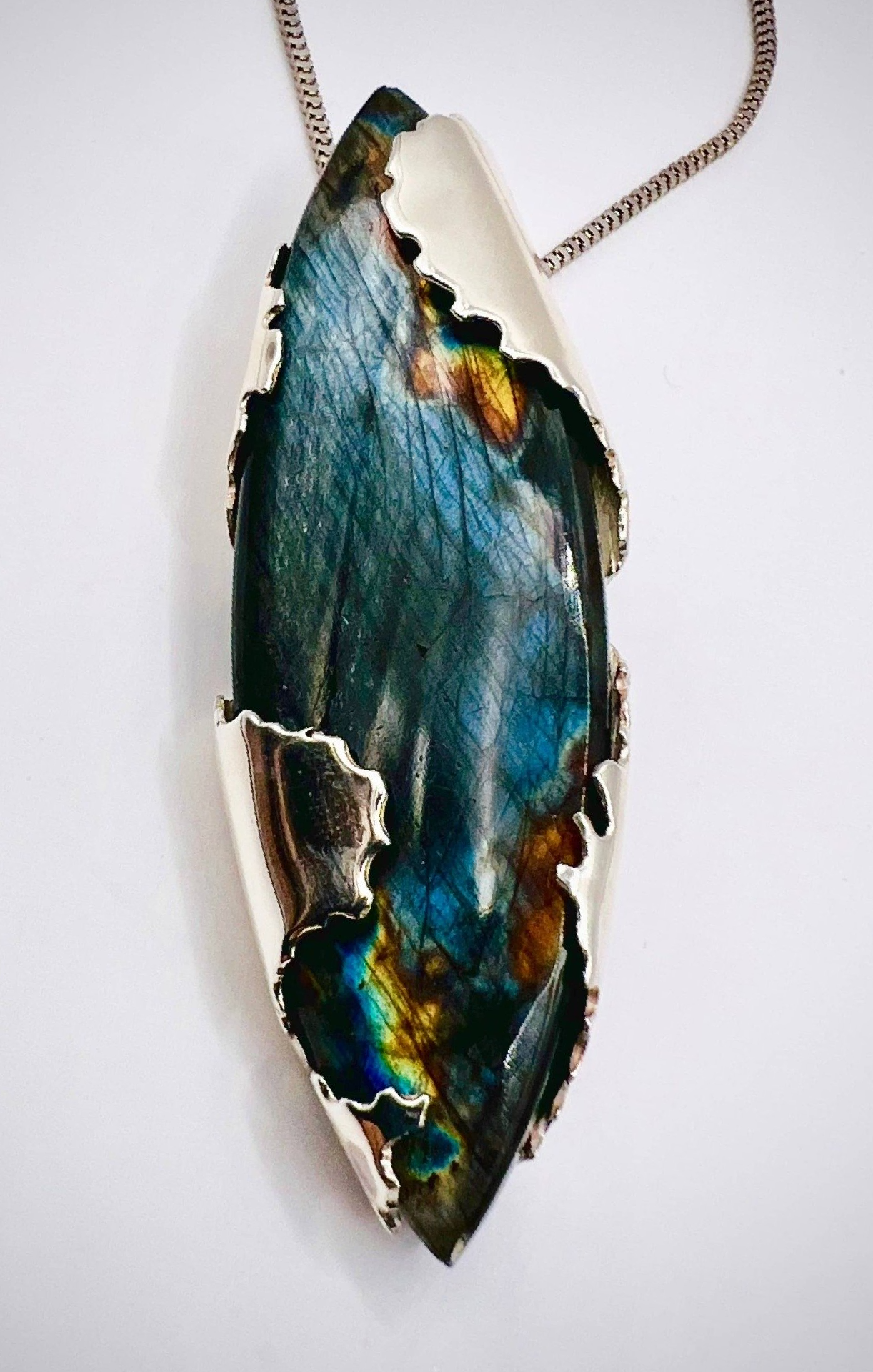 Handgemaakte zilveren hanger met labradoriet – uniek sieraad van Aynur Sieraden