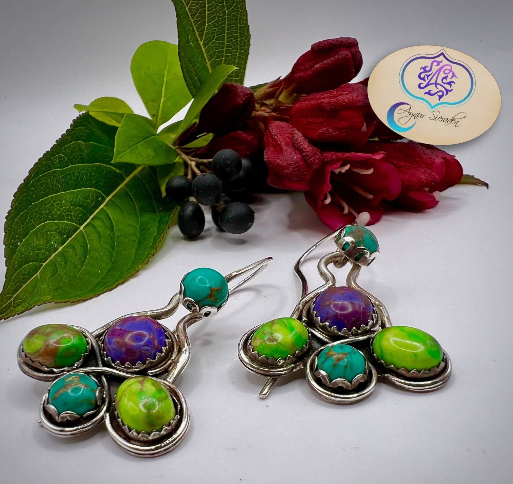 Aynur Sieraden, Pootjes, uniek en 100% handgemaakt zilveren oorbellen met drie kleuren turkoois, ligt groene, donker groene en paars.