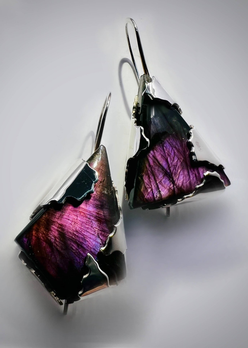 Handgemaakte zilveren oorbellen met paarse labradoriet – uniek en persoonlijk ontwerp