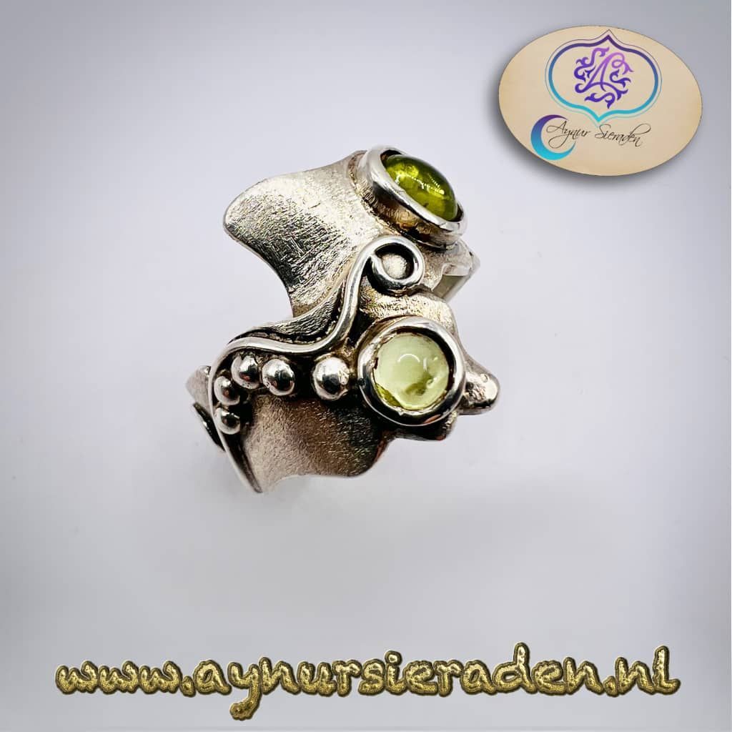 Aynur Sieraden, De lente, Unieke en 100% handgemaakte zilveren ring met peridoot,