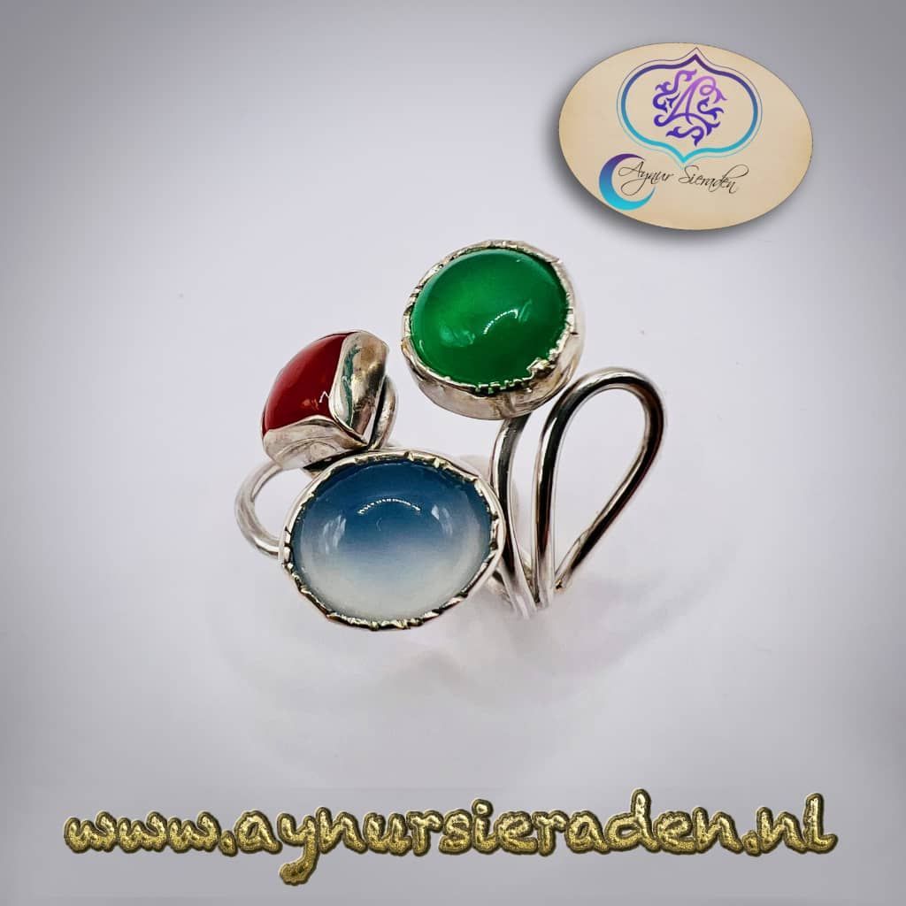 Aynur Sieraden, Uniek en 100% handgemaakt zilveren ringen met drie kleur edelstenen carneol, chalcedon en aventurin.