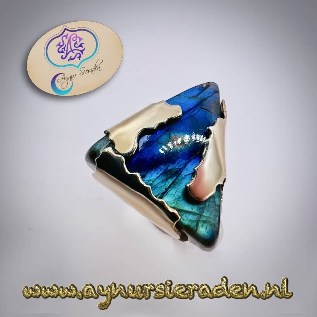 Aynur Sieraden, uniek bijzonder en 100% handgemaakt zilveren ring met een zeeblauwe labradoriet.