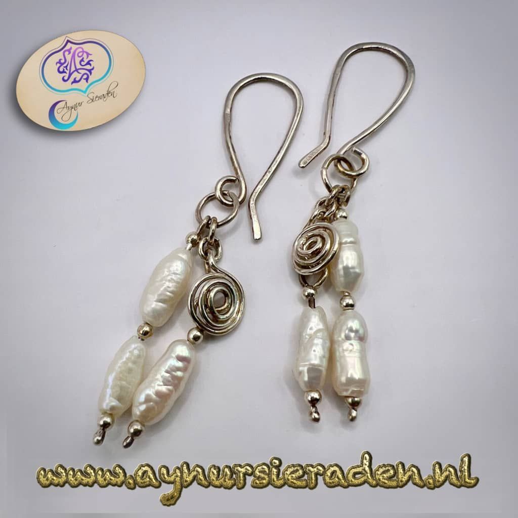 Aynur Sieraden, Zoete Parels, Uniek, bijzonder en 100% handgemaakt zilveren oorbellen met drie-drie stukje zoete parels. Deze parels zijn onregelmatig van vorm.