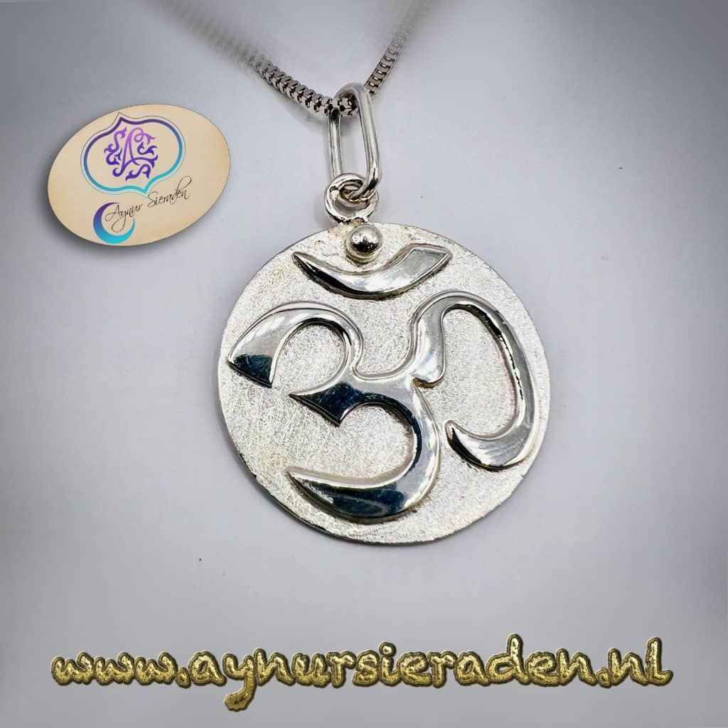 Aynur Sieraden. Om-hanger. Zilveren hanger met een Om symbool.