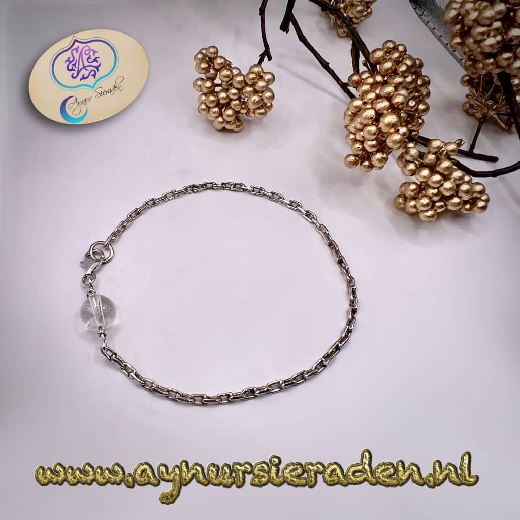 Aynur Sieraden, handgemaakt zilveren armband met een bergkristal kralen.