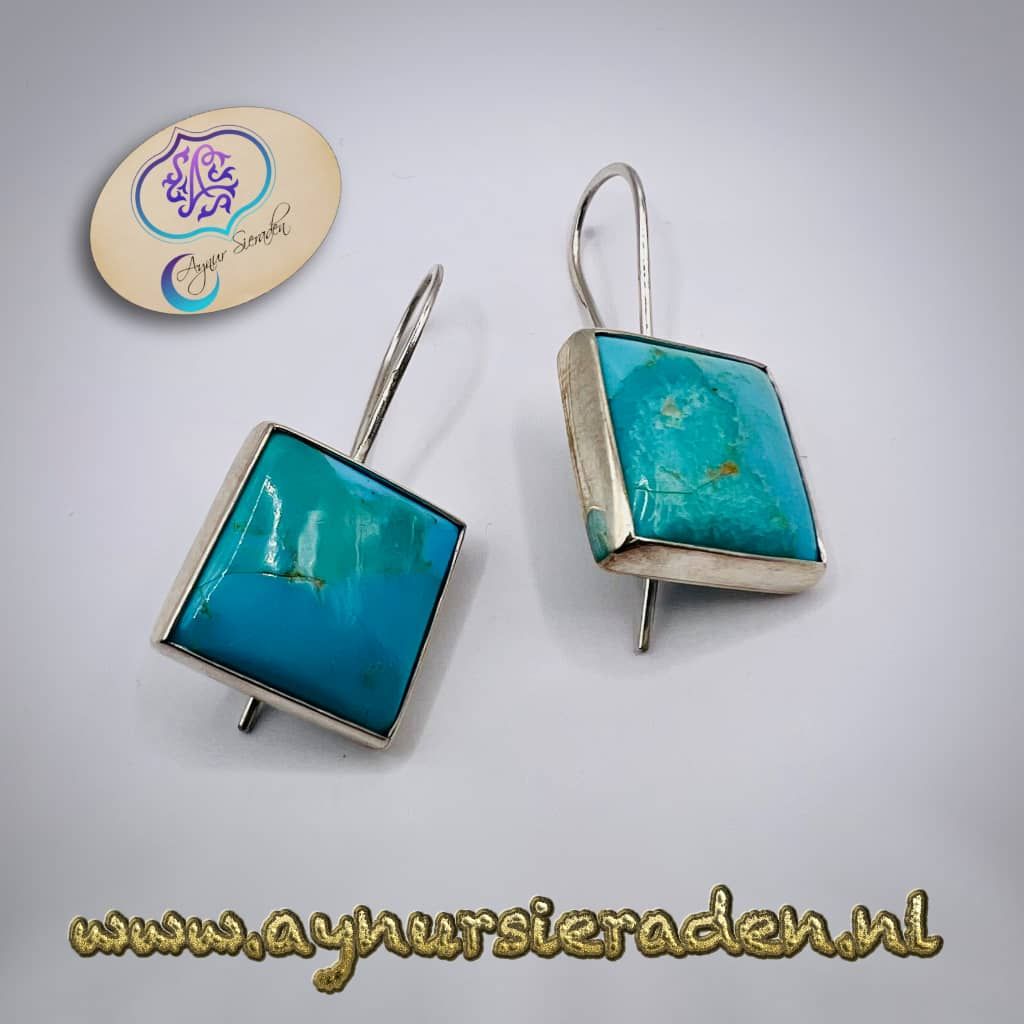 Aynur Sieraden, Turkoois Droom, Uniek, bijzonder en 100% handgemaakt zilveren oorbellen met een-een grote vierkant blauwe turkoois.