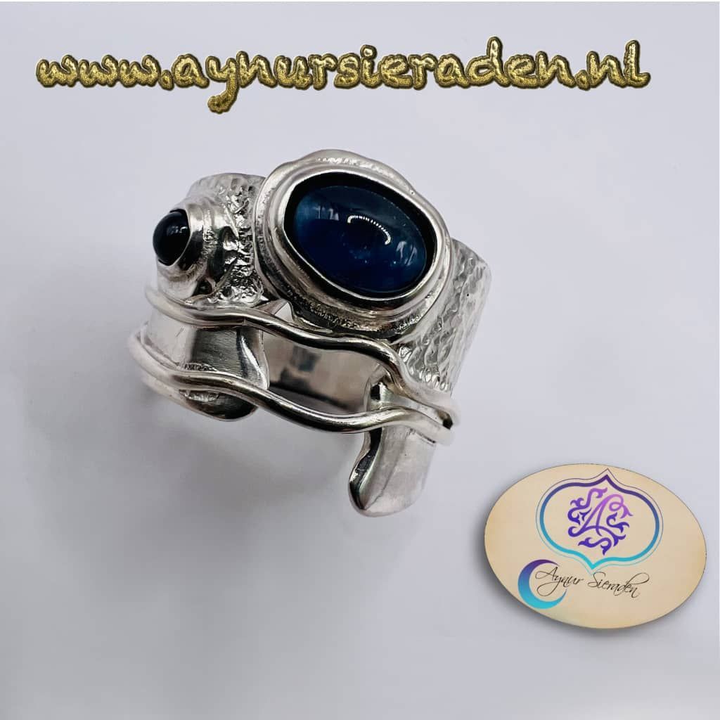 Aynur Sieraden, De nacht, uniek bijzonder en 100% handgemaakt zilveren ring met saffier,