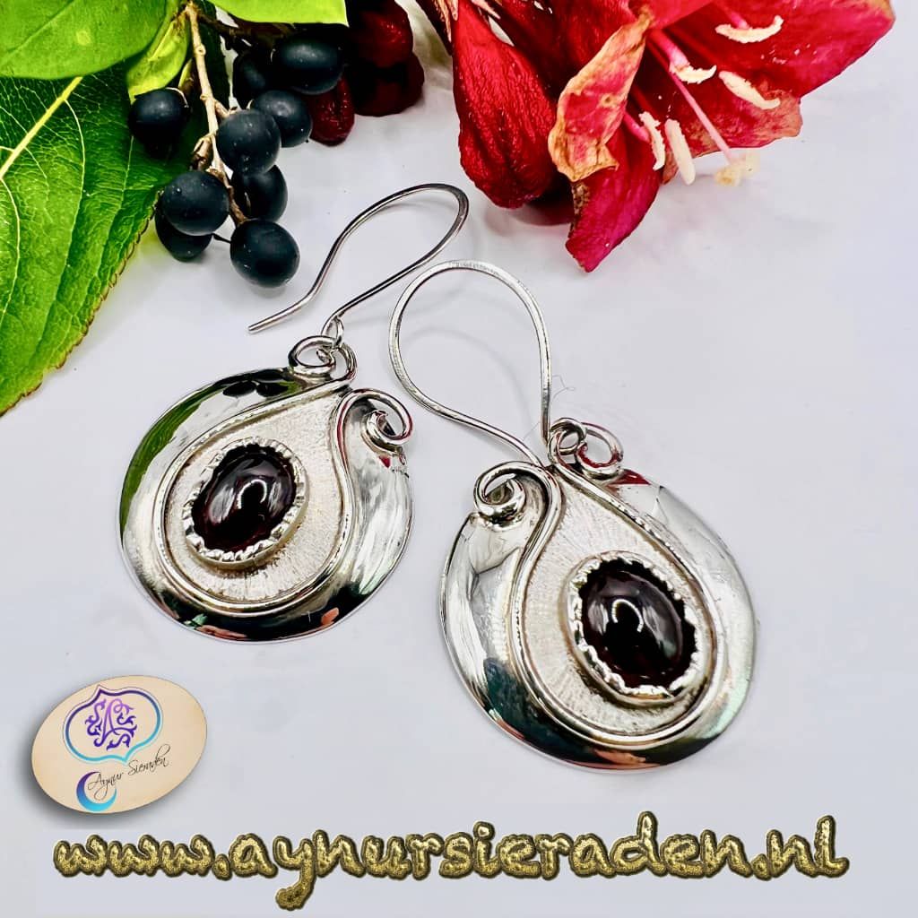 Aynur Sieraden, Zilveren oorbellen met granaat stenen.